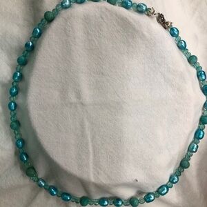 Beaded necklace with pearls